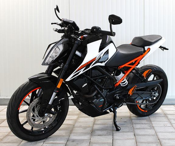 KTM 125 Duke vom Römer Team mit Tieferlegung