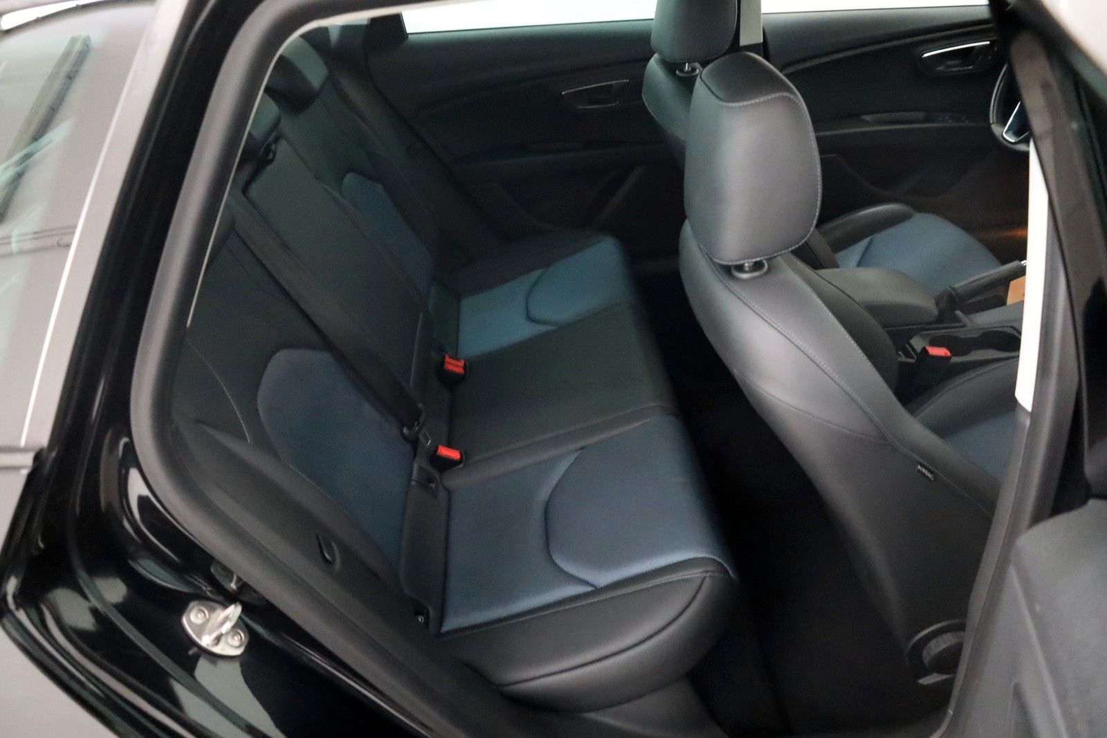 Fahrzeugabbildung SEAT Leon ST Connect, T.Leder, Navi, ACC,LED,AHK,+WR!