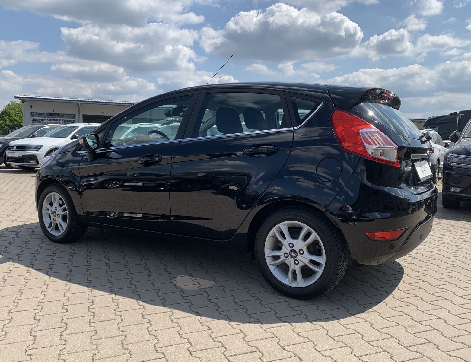 Fahrzeugabbildung Ford Fiesta 1.0 Titanium*AHK*Cam*SHZ*Navi*Klima*