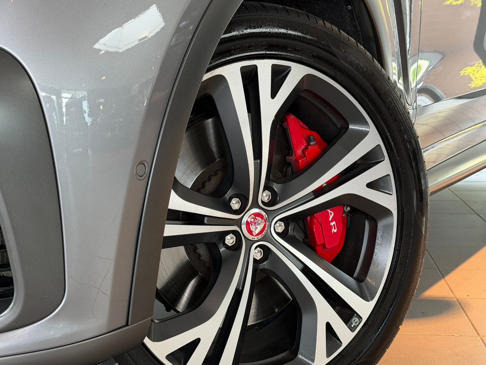 Fahrzeugabbildung Jaguar F-PACE SVR /PANO/MERIDIAN/HUD/360°KAM/MEMORY