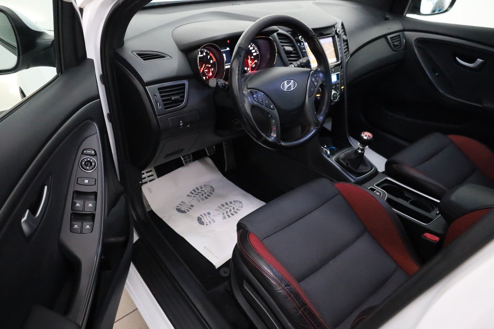 Fahrzeugabbildung Hyundai i30 Turbo T.Leder,Navi,Xenon,Kamera,SH,PDC