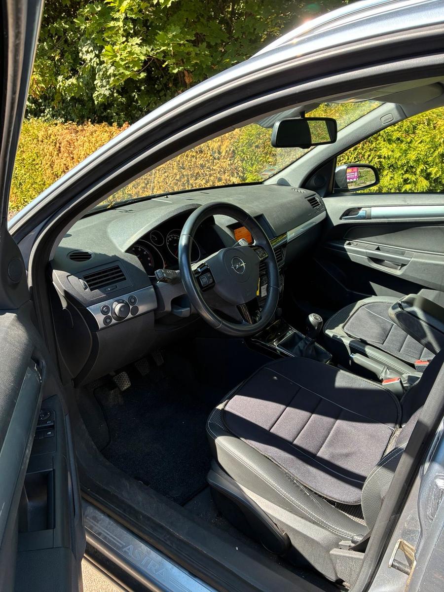 Opel Astra 2010 — photo 9