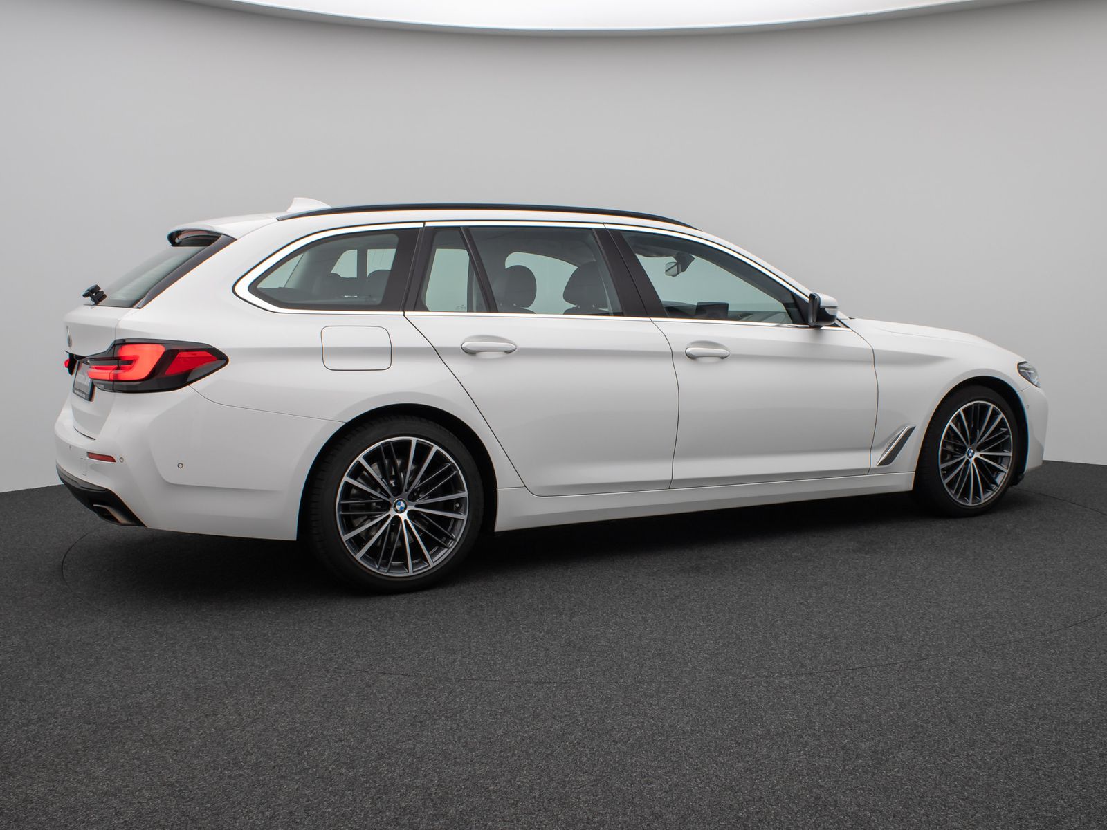 Fahrzeugabbildung BMW 530d Kamera HUD DAB Komfort Alarm Sport 19Zoll
