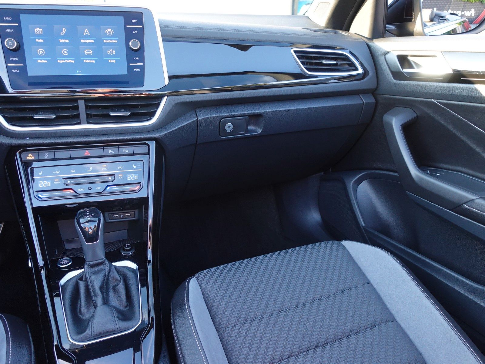 Fahrzeugabbildung Volkswagen T-Roc Cabriolet 1.5 TSI DSG R-Line AHK/Matrix/