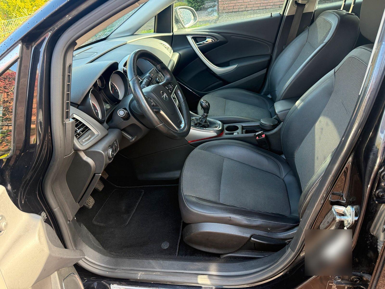 Opel Astra 2011 — photo 10
