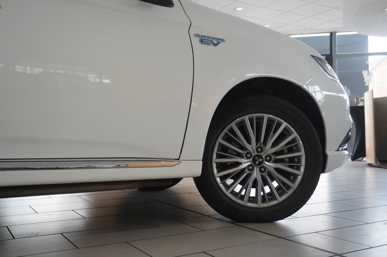 Fahrzeugabbildung Mitsubishi Outlander 2.4 PHEV 4WD NAVI/LED/KAMERA/DAB/AHK