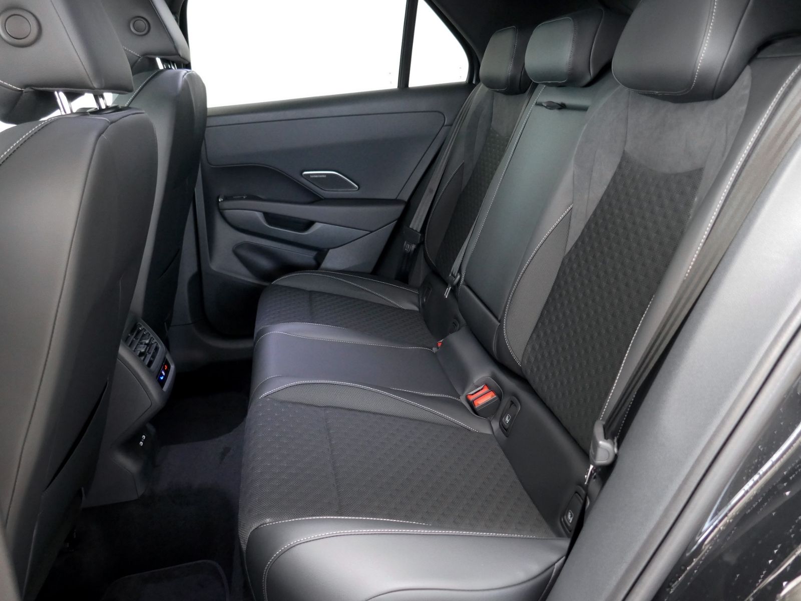 Fahrzeugabbildung Volkswagen T-Roc R-Line 1.5 eTSI DSG | LED AHK RFK ACC Navi