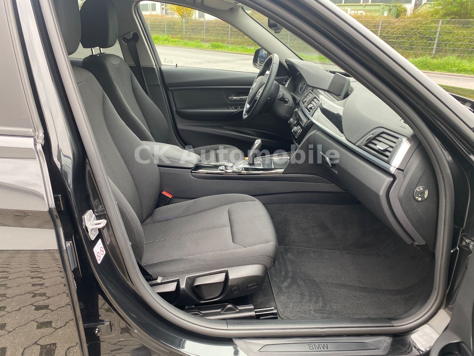 Fahrzeugabbildung BMW 320 I Touring Advantage Automatik/Navi/LED/PDC