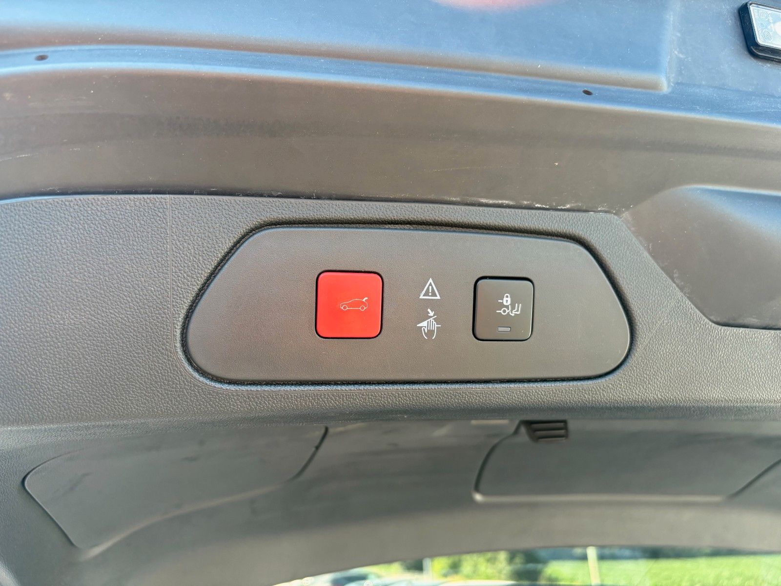 Fahrzeugabbildung Opel Grandland (X) 1.2 Aut. Ultimate Navi Leder Pano