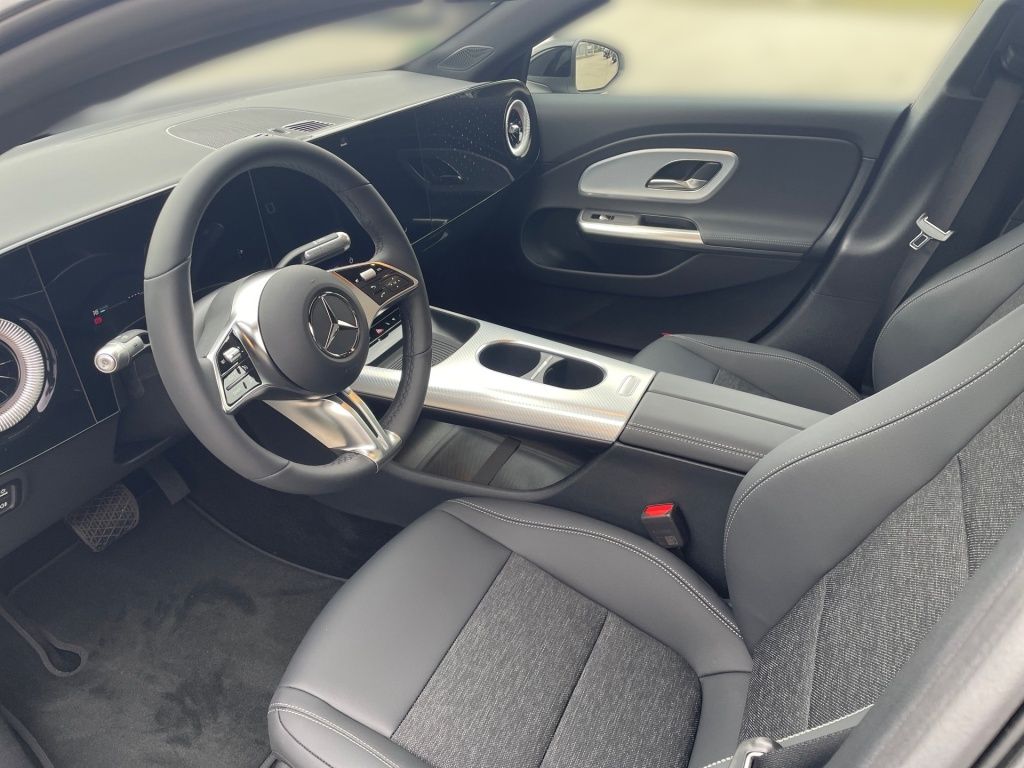 Fahrzeugabbildung Mercedes-Benz CLA 180 +PROGRESSIVE+NIGHT+AHK+MULTIBEAM+KEYLESS