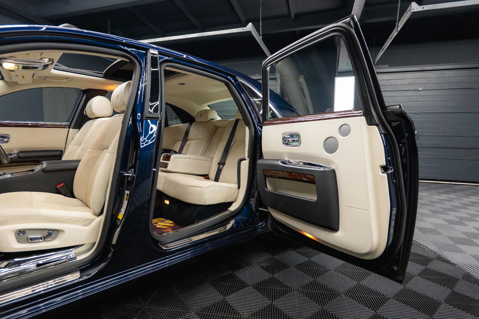 Fahrzeugabbildung Rolls-Royce Ghost V12 Full Service *Panorama*TV*360*HU*19%*