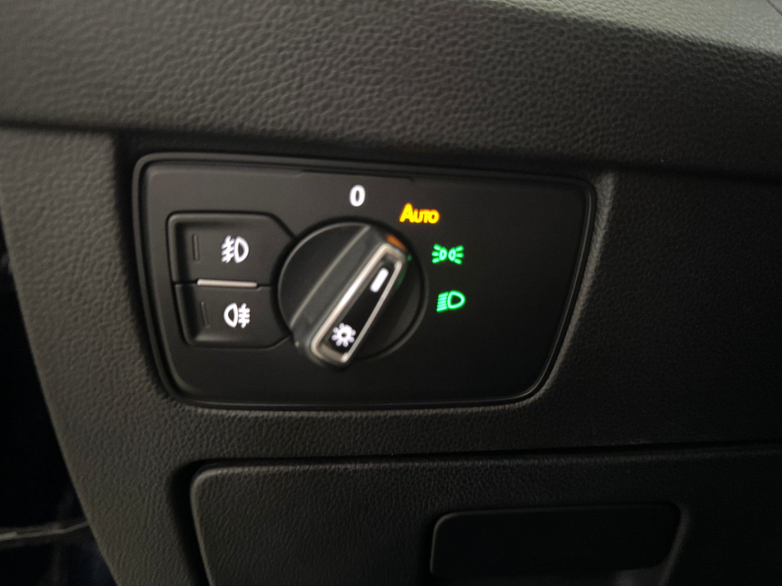 Fahrzeugabbildung Volkswagen Passat 2.0 TDI DSG COMFORTLINE NAVI LED AHK ACC