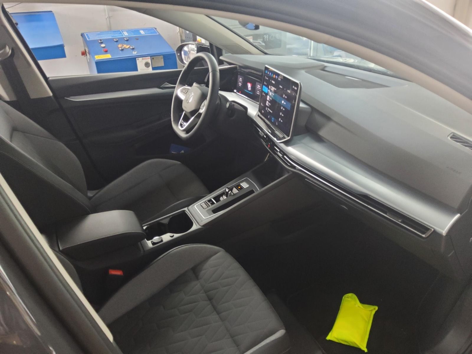 Volkswagen Golf VIII 1.5 eTSI Energy LED ACC Rear View foto 4