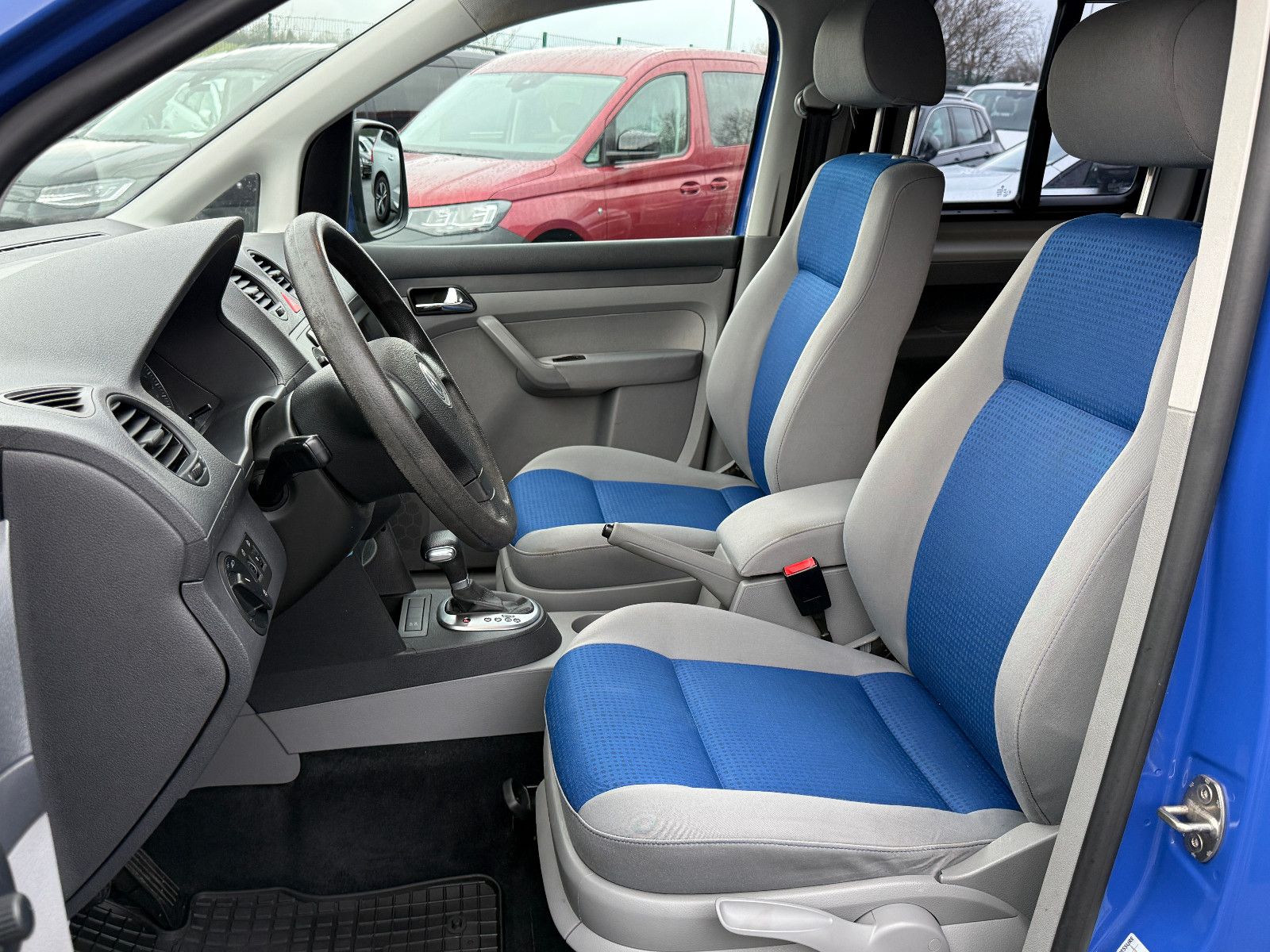 Fahrzeugabbildung Volkswagen Caddy Maxi Life 1.9 TDi DSG 7-Sitzer AHK PDC