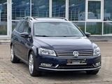 Volkswagen Passat Variant Highline Pano Leder DSG AHK ELD - Volkswagen Passat aus 2012: Kombi