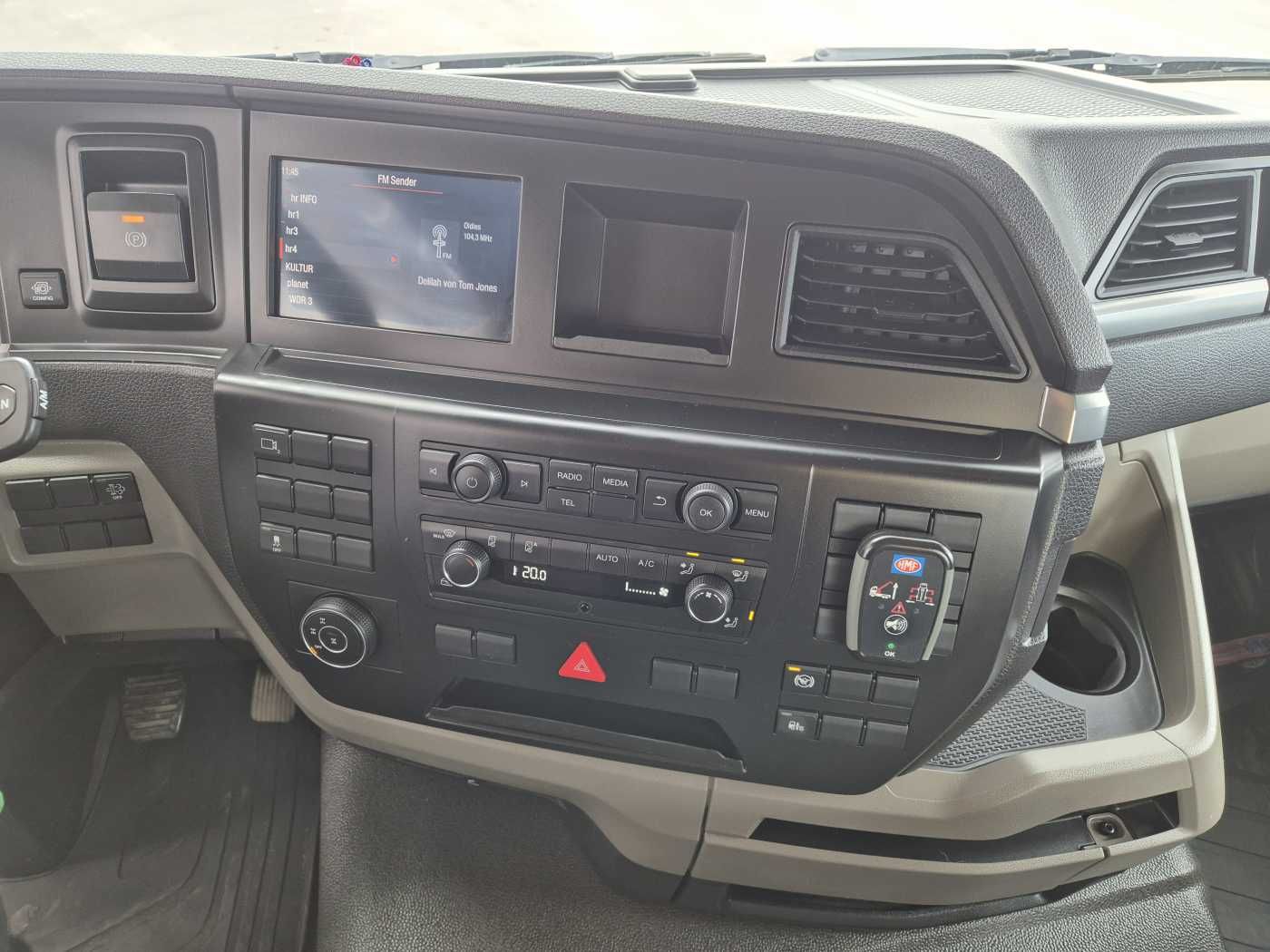 Fahrzeugabbildung MAN TGS 18.430 4x4 BL Kran HMF 1130K-RCS Funk AHK