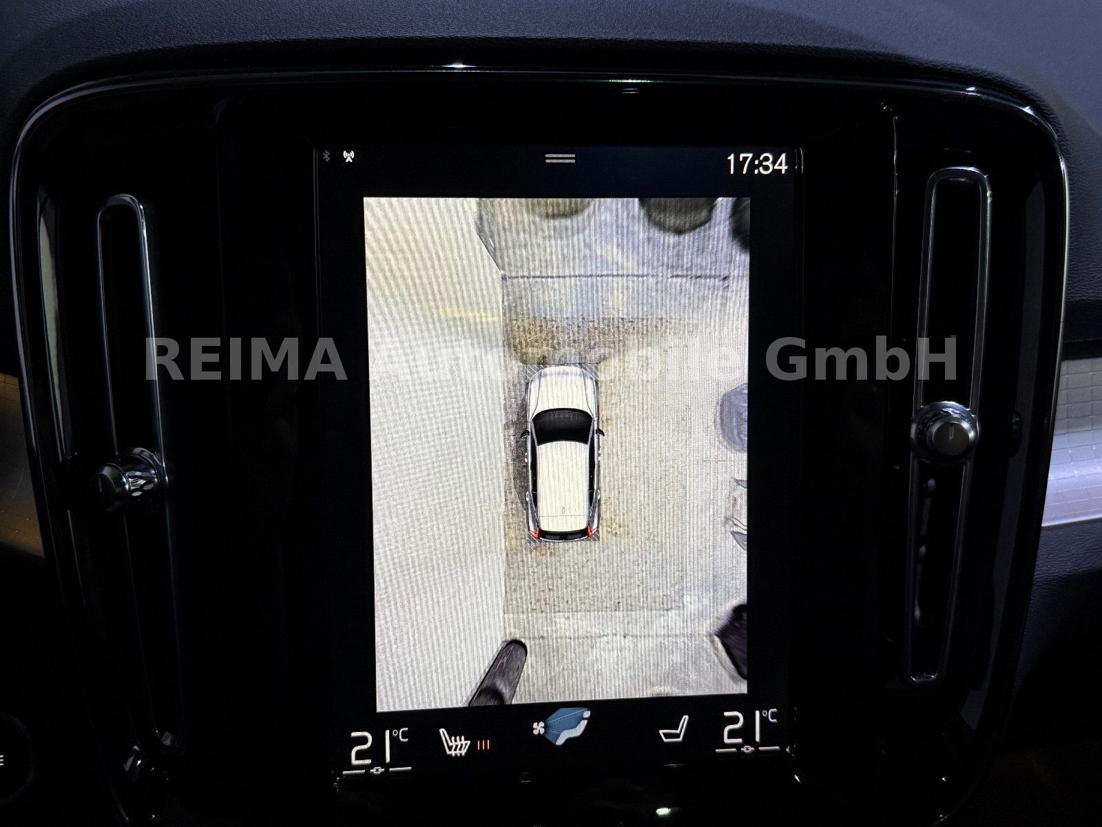 Fahrzeugabbildung Volvo XC 40 D4 Momentum AWD, Pano, LED, H&K