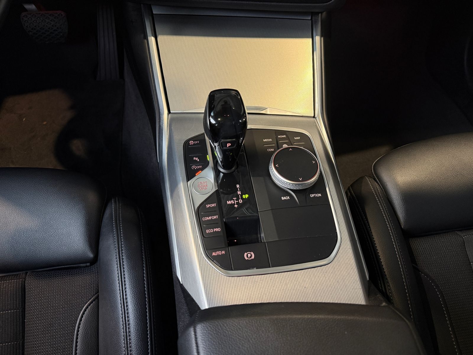 Fahrzeugabbildung BMW 320i Touring Sport Line PANO ACC LASER RFK