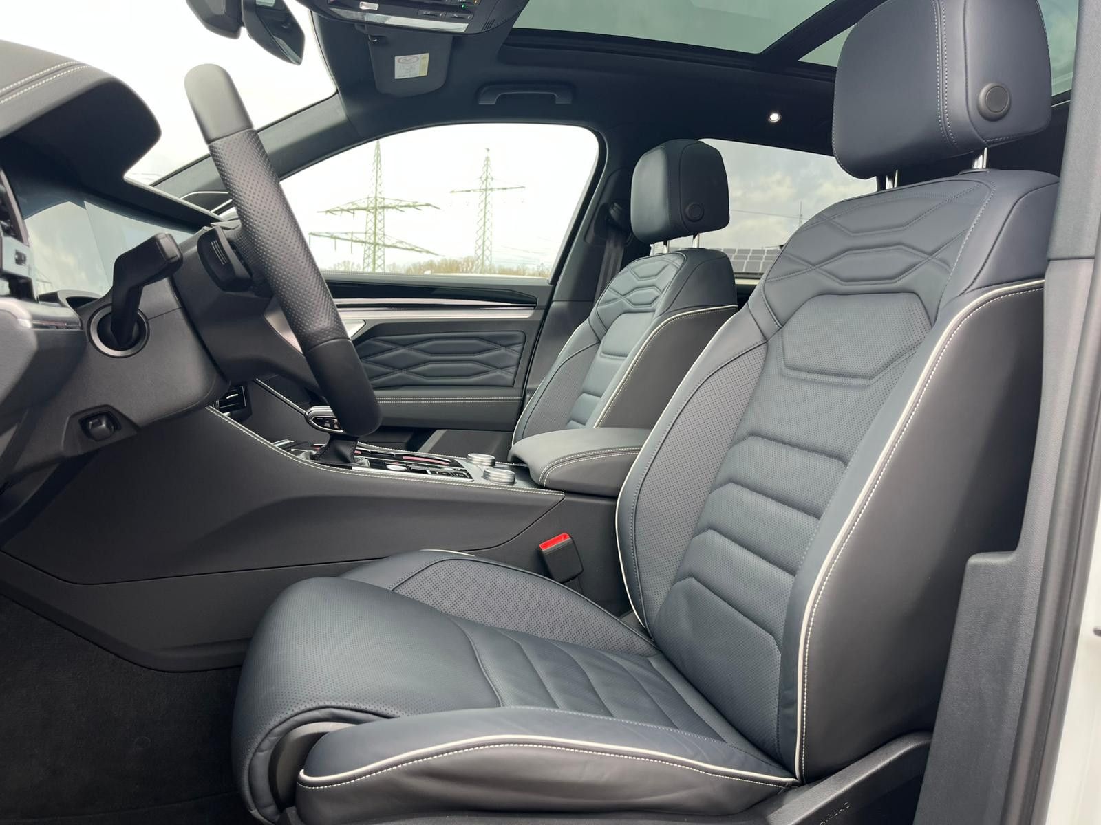 Fahrzeugabbildung Volkswagen Touareg 3.0TDI 4M R-Line VOLL Black 22" UPE 114T