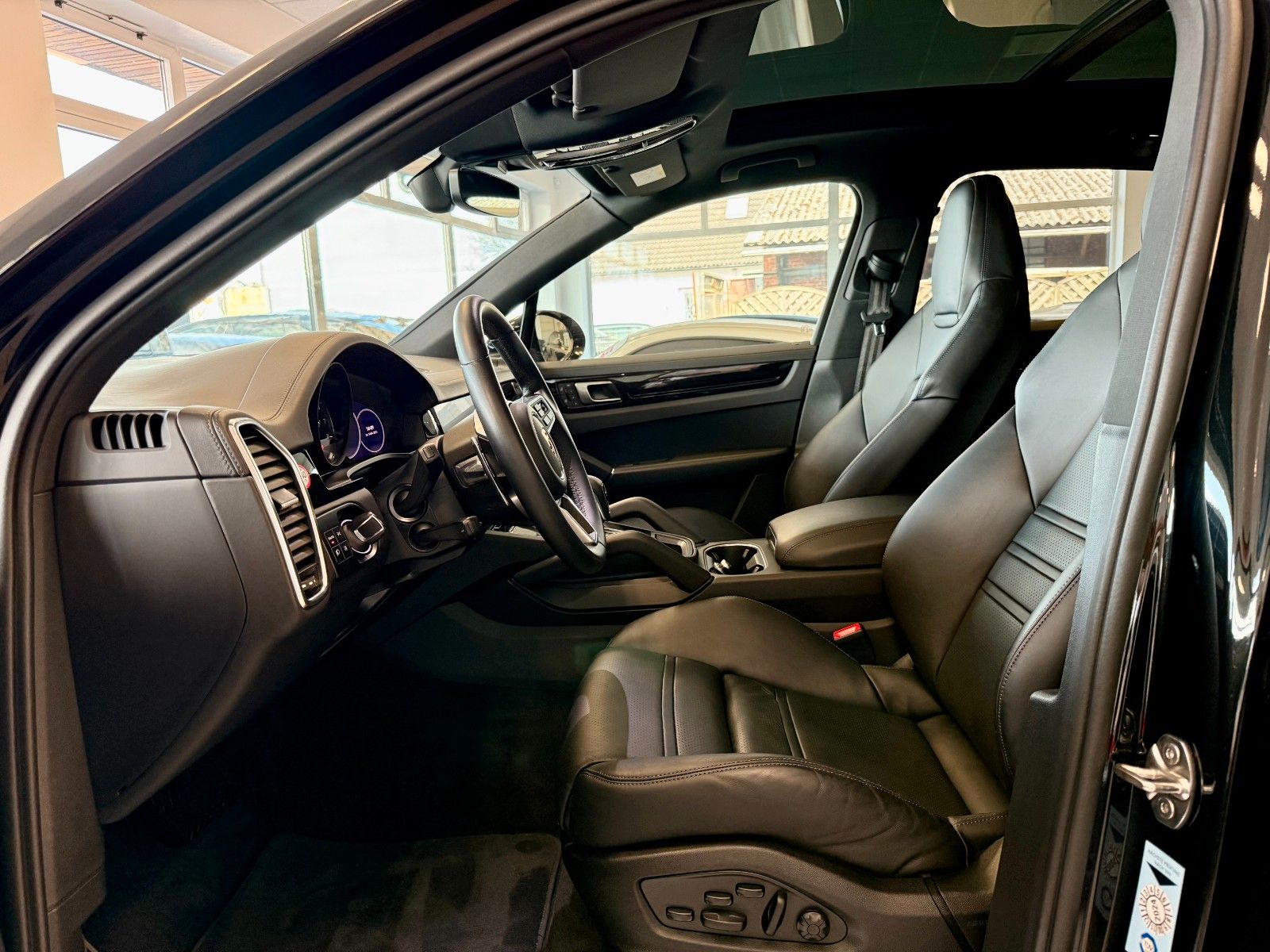 Fahrzeugabbildung Porsche Cayenne E-Hybrid Panorama/Luftfederung/ACC
