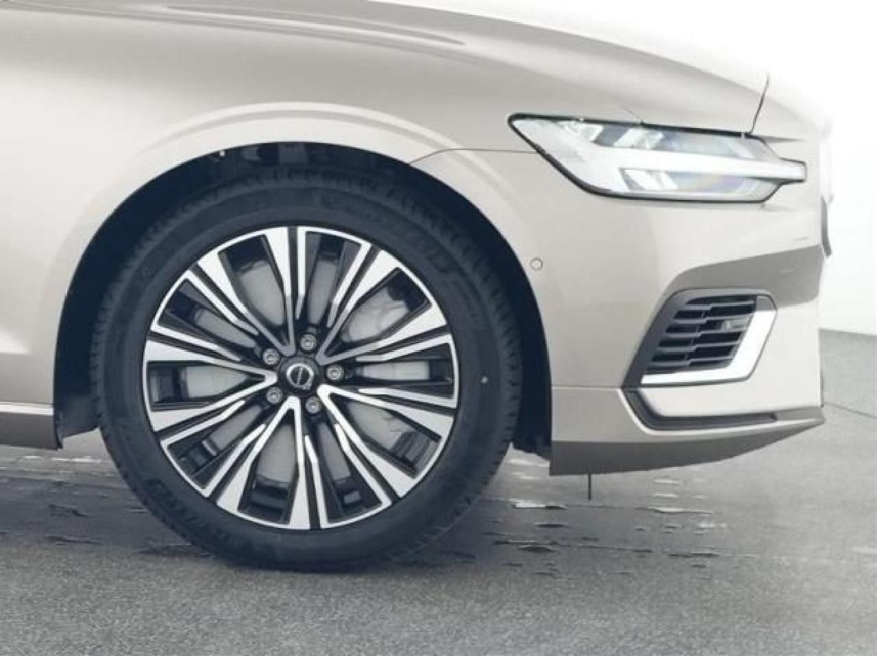Fahrzeugabbildung Volvo V60 Kombi Plus Bright Recharge Plug-In Hybrid AW
