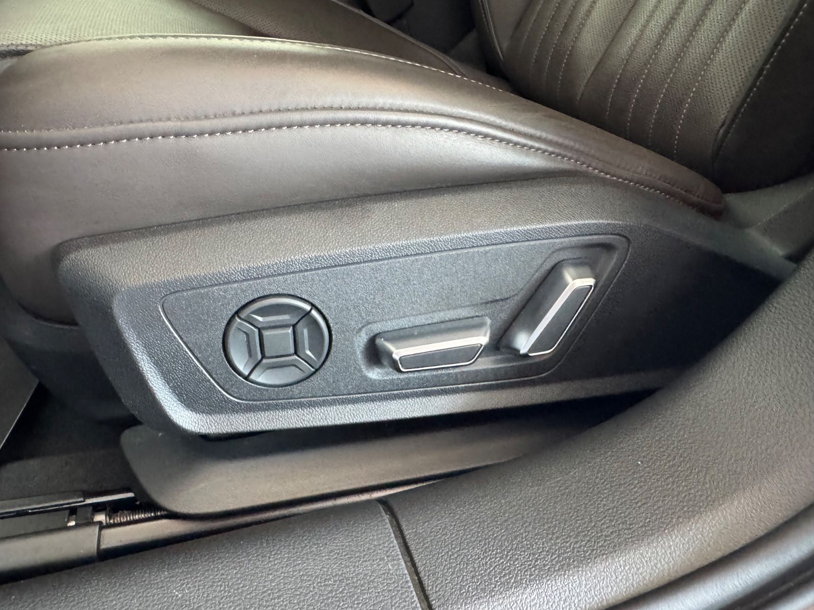 Fahrzeugabbildung Audi A6 50 TFSI e quattro design/LEDER/AHK/CARPLAY/1H