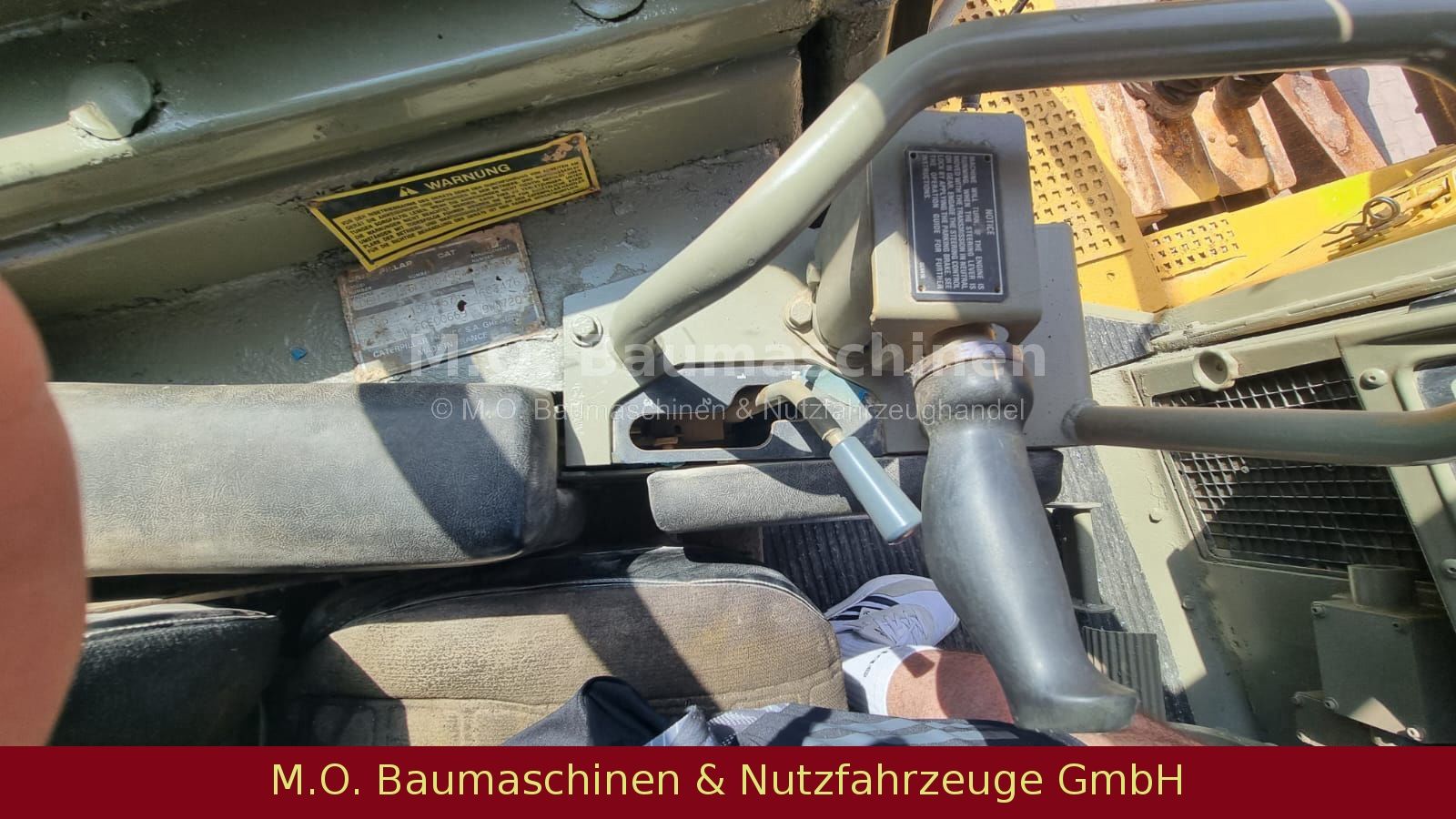 Fahrzeugabbildung CAT D6H Planierraupe / 4. Wegeschild