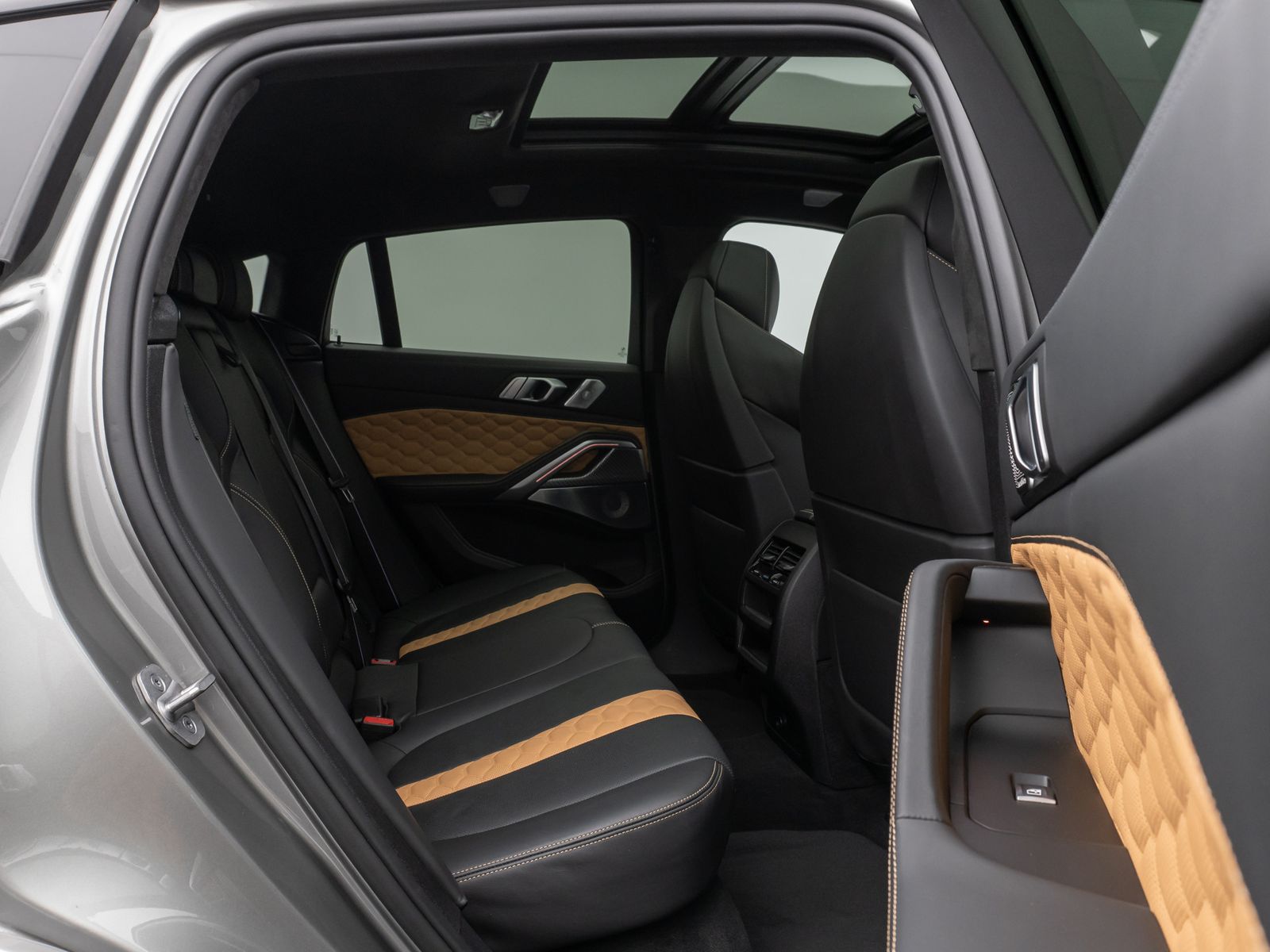Fahrzeugabbildung BMW X6 M Panorama 360°Laser B&W Massage SoftCl AHK