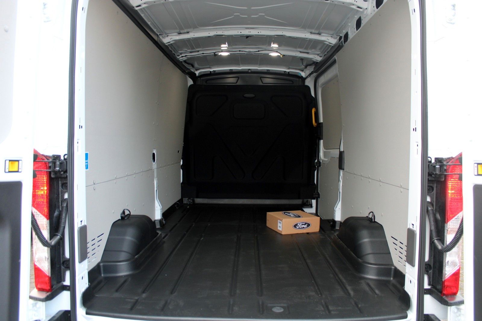 Fahrzeugabbildung Ford e-Transit 350 L3H2 TREND ELEKTRO + Technologie P