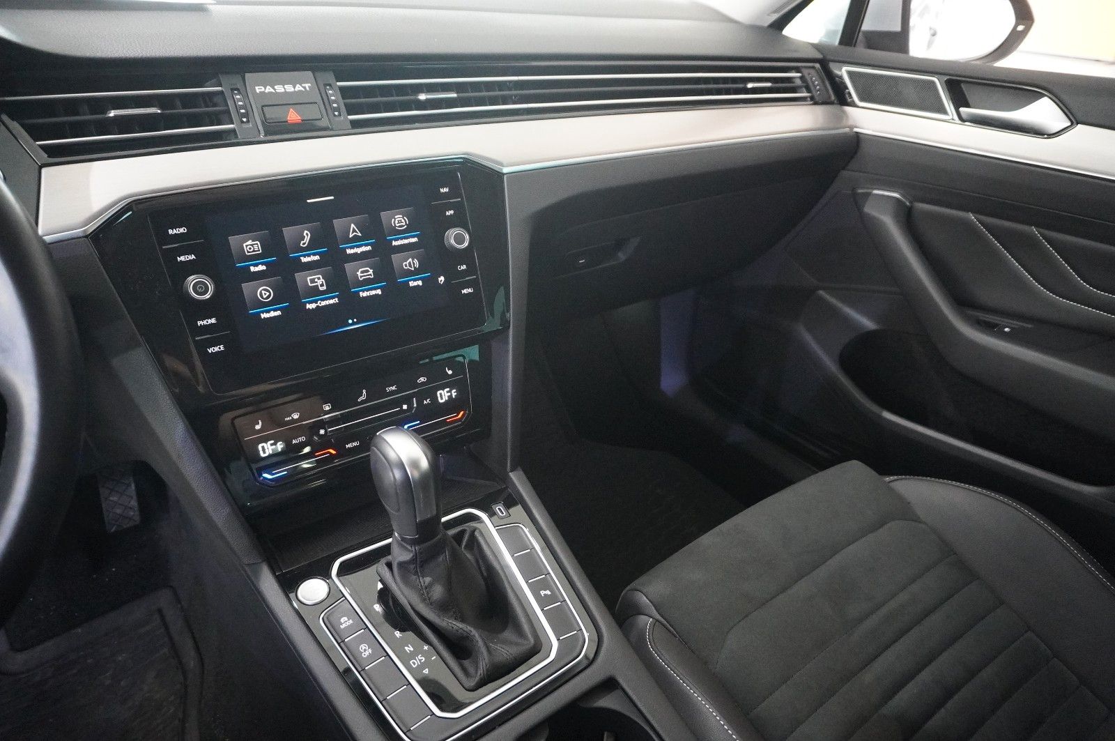 Fahrzeugabbildung Volkswagen Passat VARI. 2.0D R-LINE 4M NAVI/LED/KAMERA/AHK