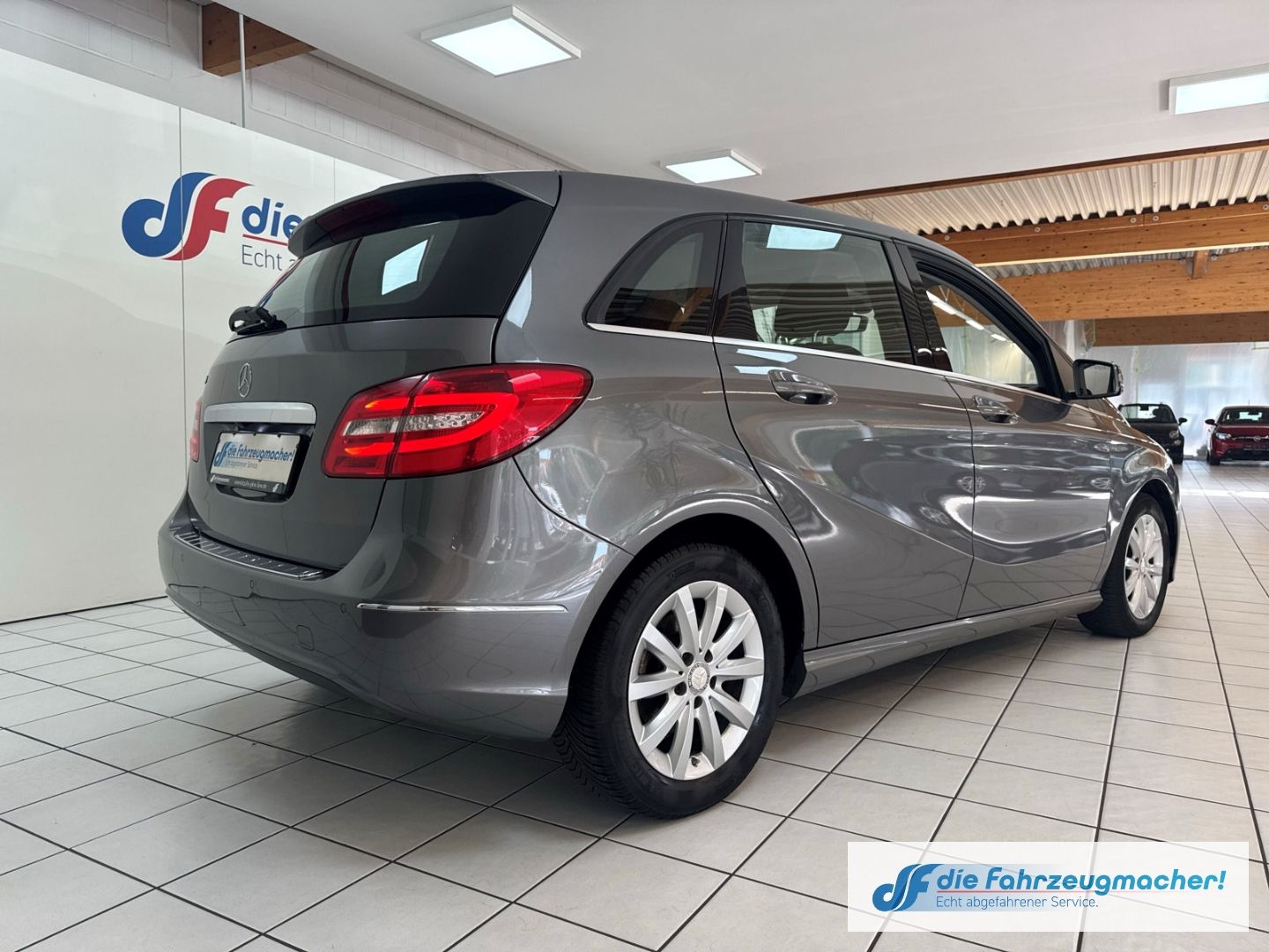 Fahrzeugabbildung Mercedes-Benz B 180 Bi-Xenon SHZ Parklenkass. Rückfahrkam. Not