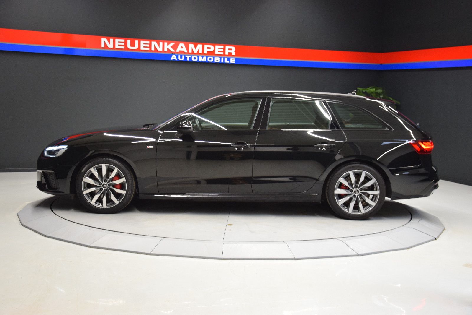 Fahrzeugabbildung Audi A4 Avant 40 TDI S line MATRIX 3-Zonen ACC