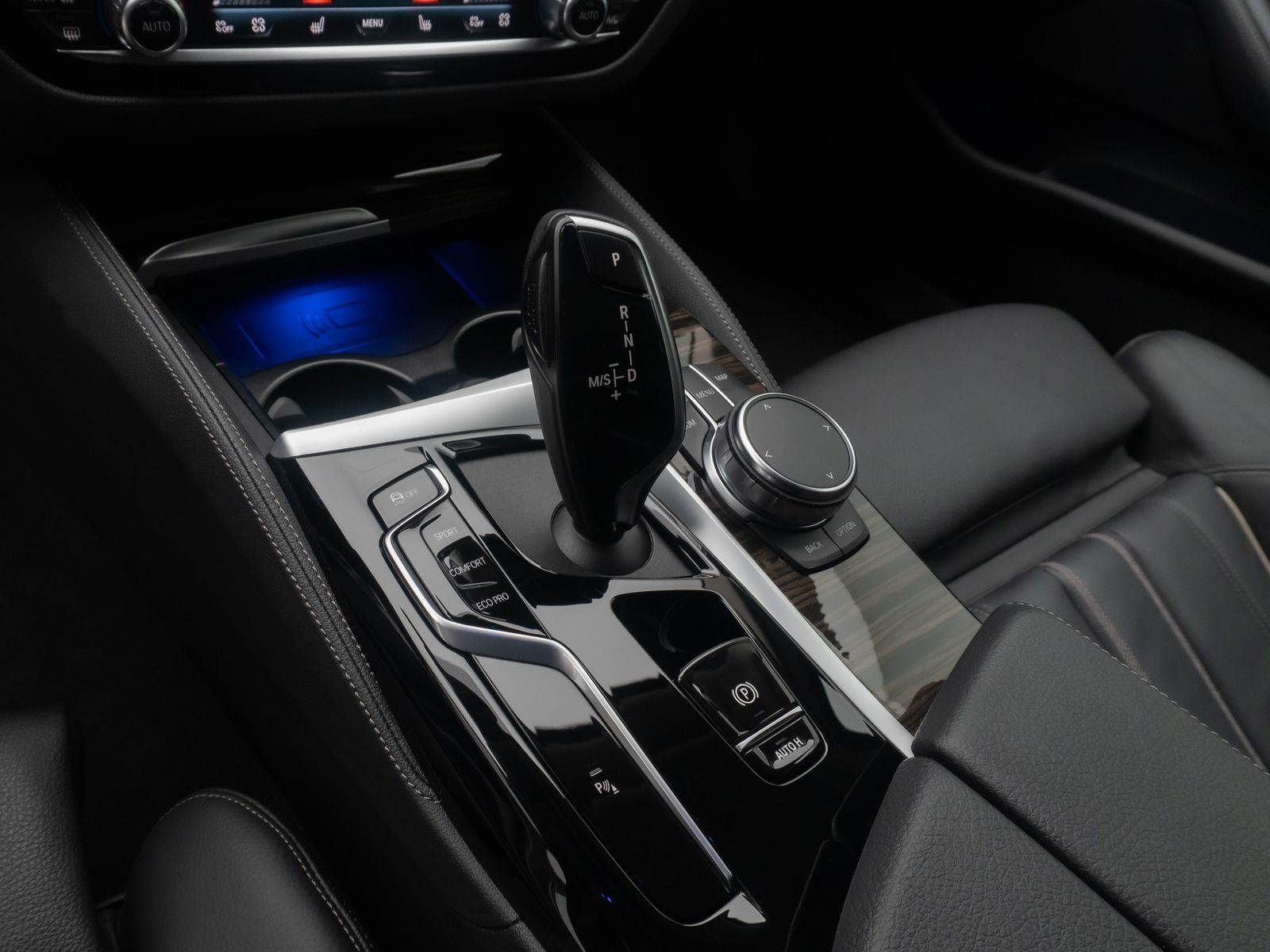 Fahrzeugabbildung BMW 530d xD Luxury Line DAB HUD Kamera Sport Alarm