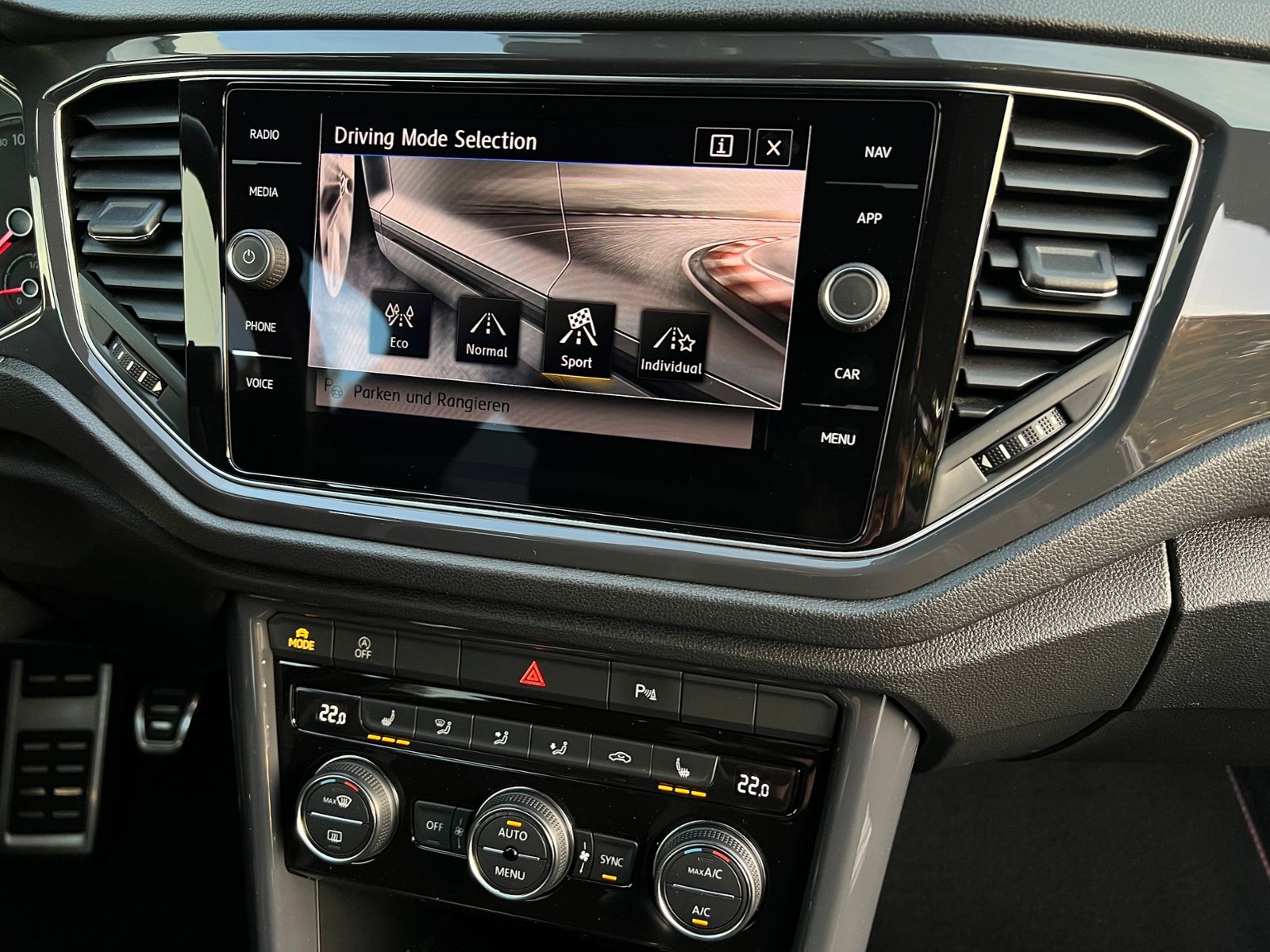Fahrzeugabbildung Volkswagen T-Roc 1.5 TSI Sport *AHK,ACC,17"-LM*