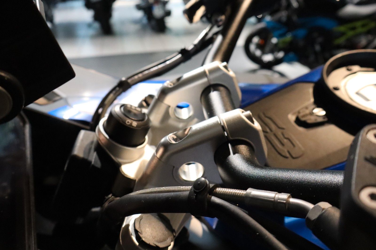 Fahrzeugabbildung BMW R1250GS ADV mit Akrapovic & Tieferlegung
