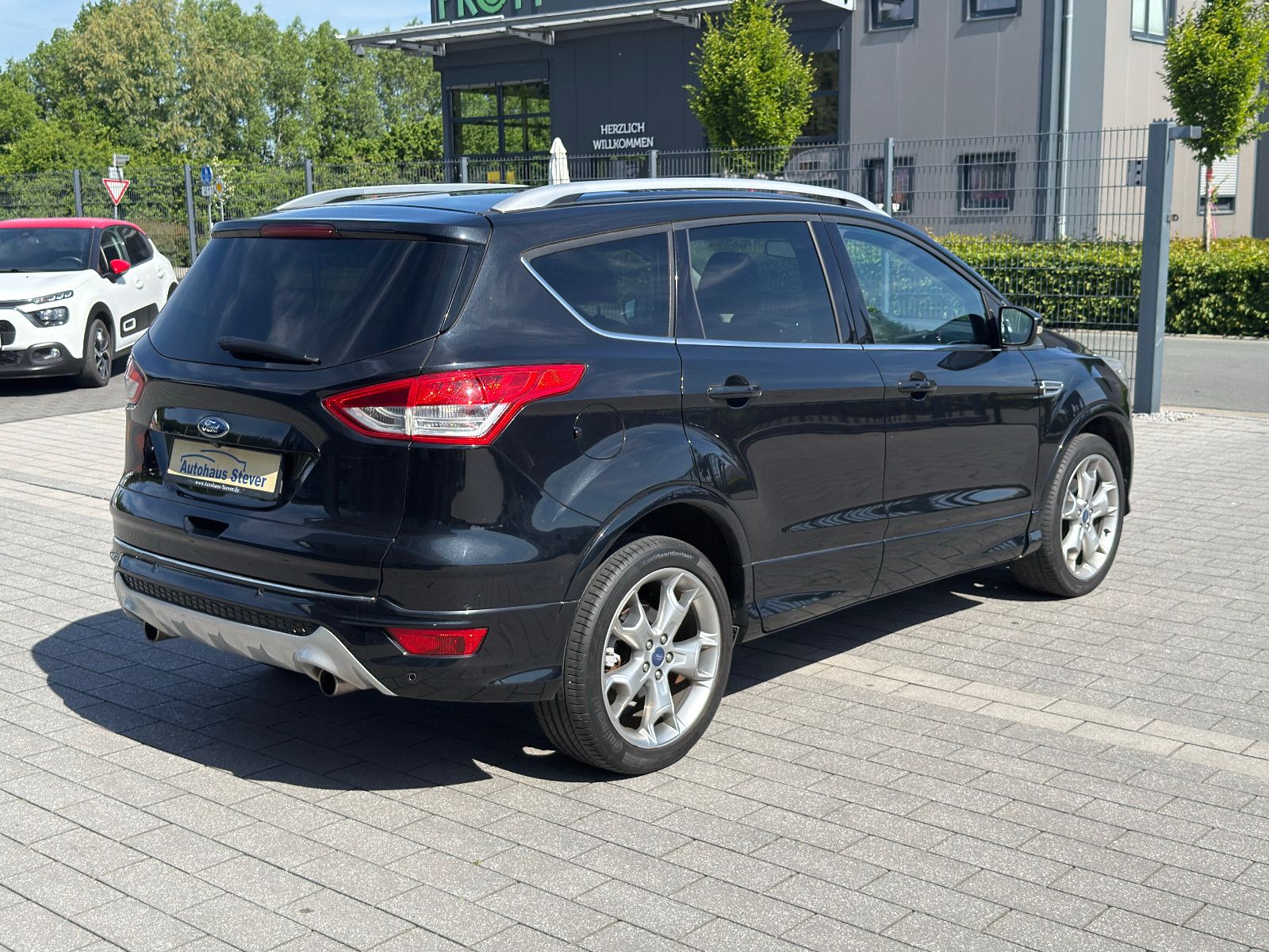 Fahrzeugabbildung Ford Kuga Individual KLIMAAUTO SITZHEIZUNG AHK
