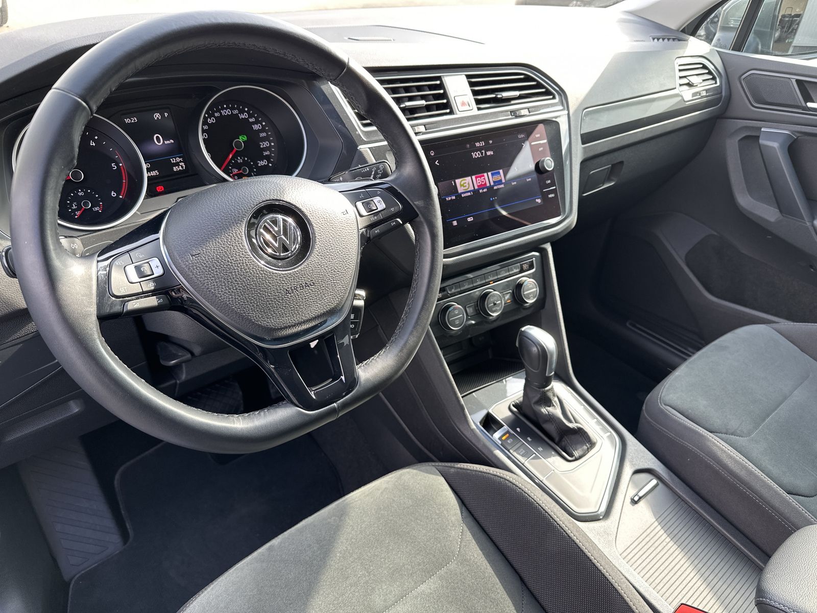 Fahrzeugabbildung Volkswagen Tiguan 2.0 TDI DSG HL NAV+LED+ACC+CARPLAY+SHZ+PP