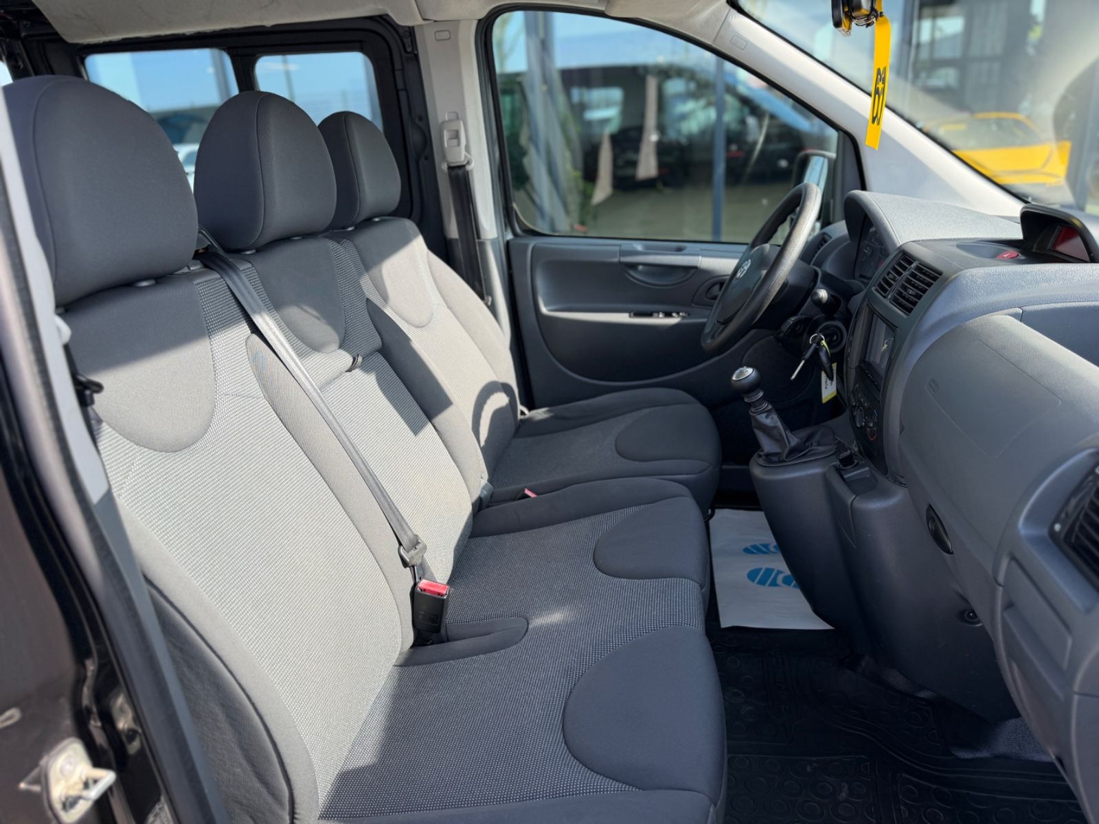 Proace L2H1 Comfort 2.0 6-Sitzer Rollstuhl Rampe