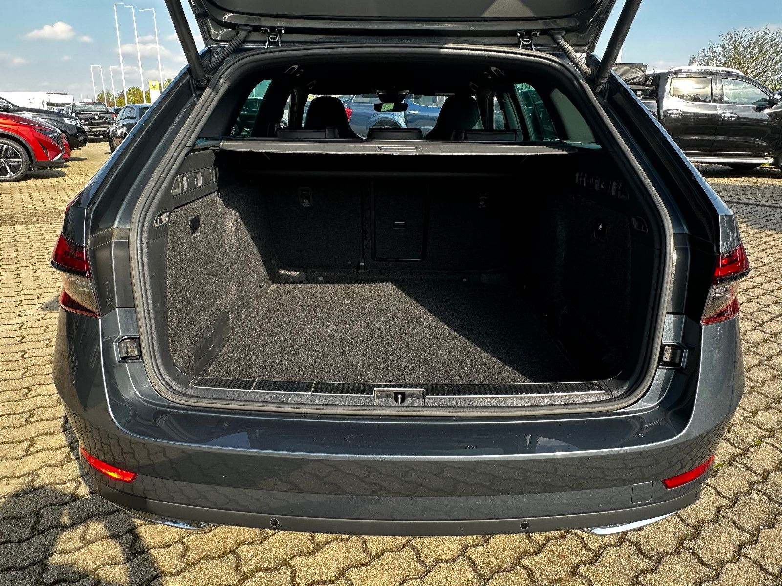 Fahrzeugabbildung SKODA Superb Combi Sportline 4x4