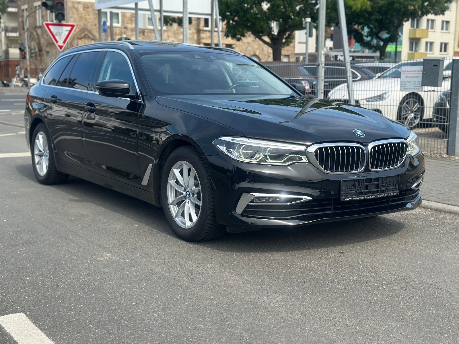 Fahrzeugabbildung BMW 530 d TOURING LUXURY LINE*AHK+PANO+MOD.2020*