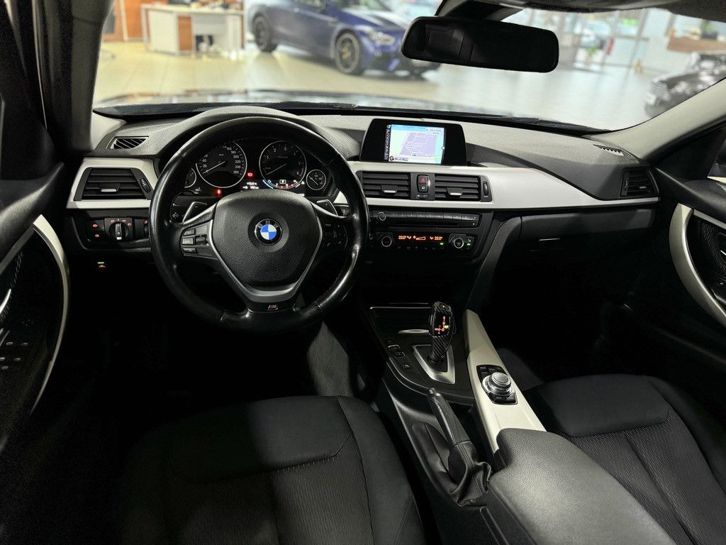 Fahrzeugabbildung BMW 330d  xD HUD PDC Xenon AHK Stop&Go Navi