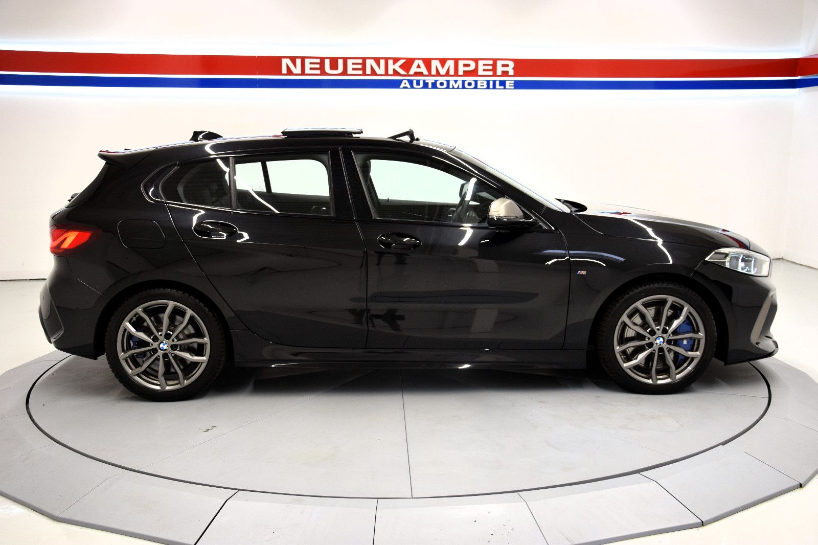 Fahrzeugabbildung BMW M135i xDrive Pano ACC HuD harman/karo NP 64.000€