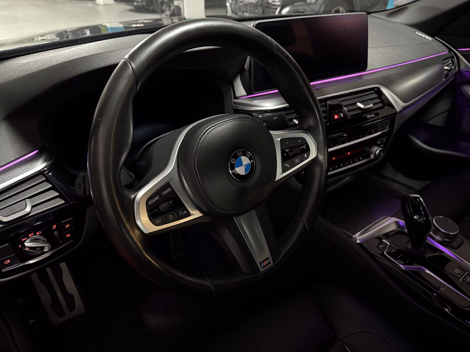 BMW 530i Limousine M Sport AHK Laser Assist 1 Hand