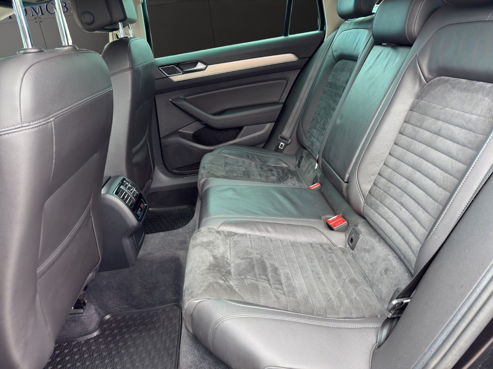 Fahrzeugabbildung Volkswagen Passat Variant 4Motion *ACC*Alcantara*AHK*LED