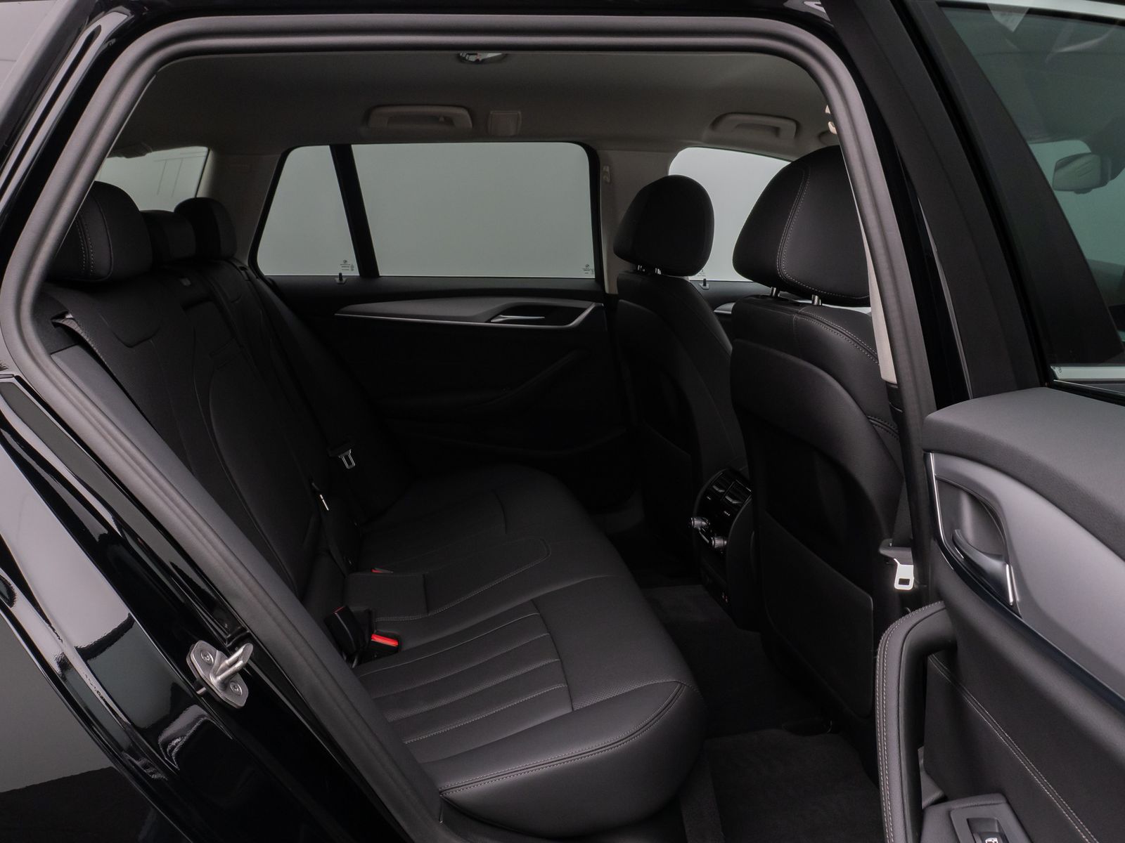 Fahrzeugabbildung BMW 530e Kamera DAB CockPitPro Sitzhzg Alarm LED