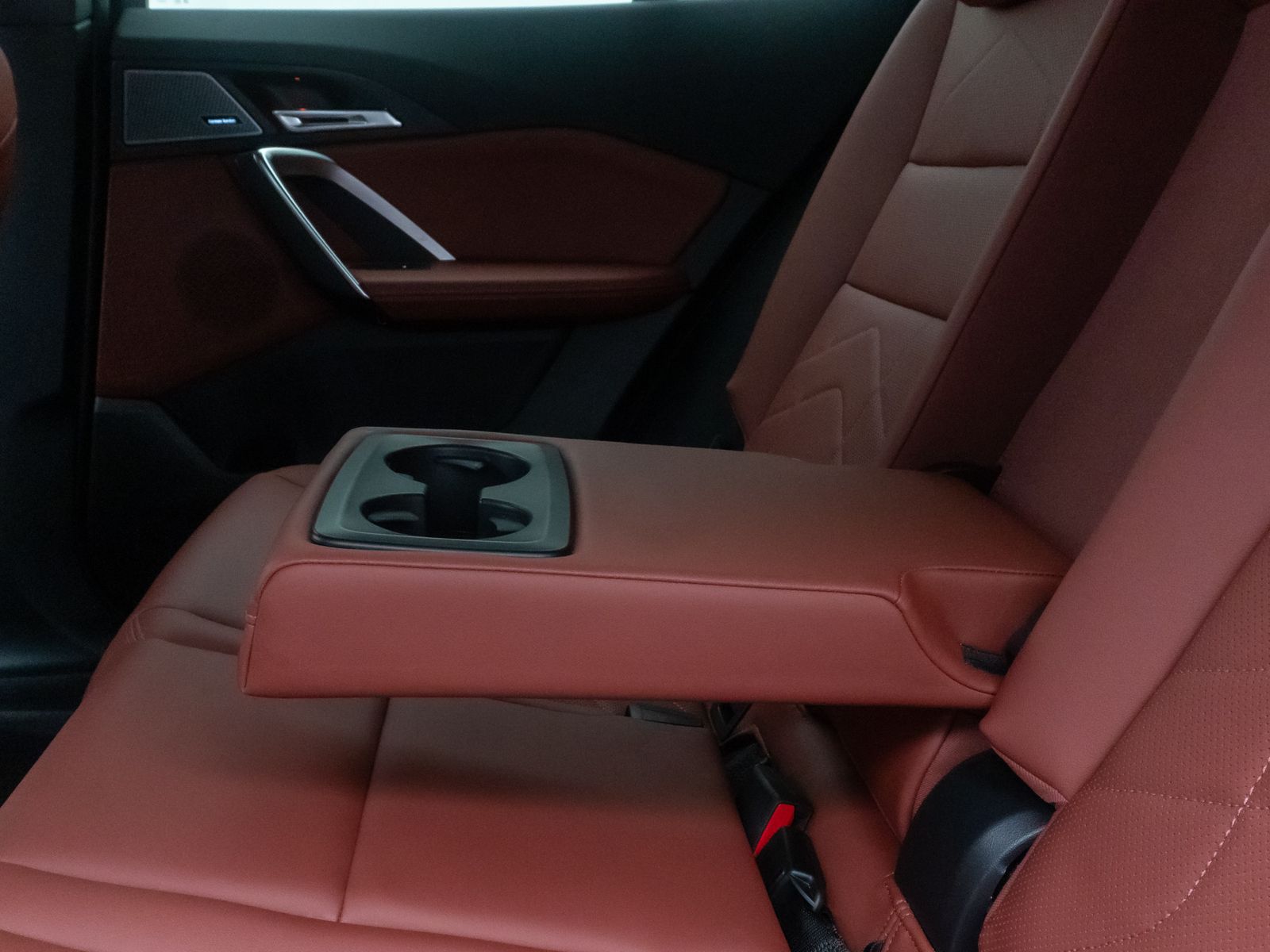 Fahrzeugabbildung BMW iX2 xD30 M Sport 360&deg;HUD DAB H/K Komfort AHK ACC