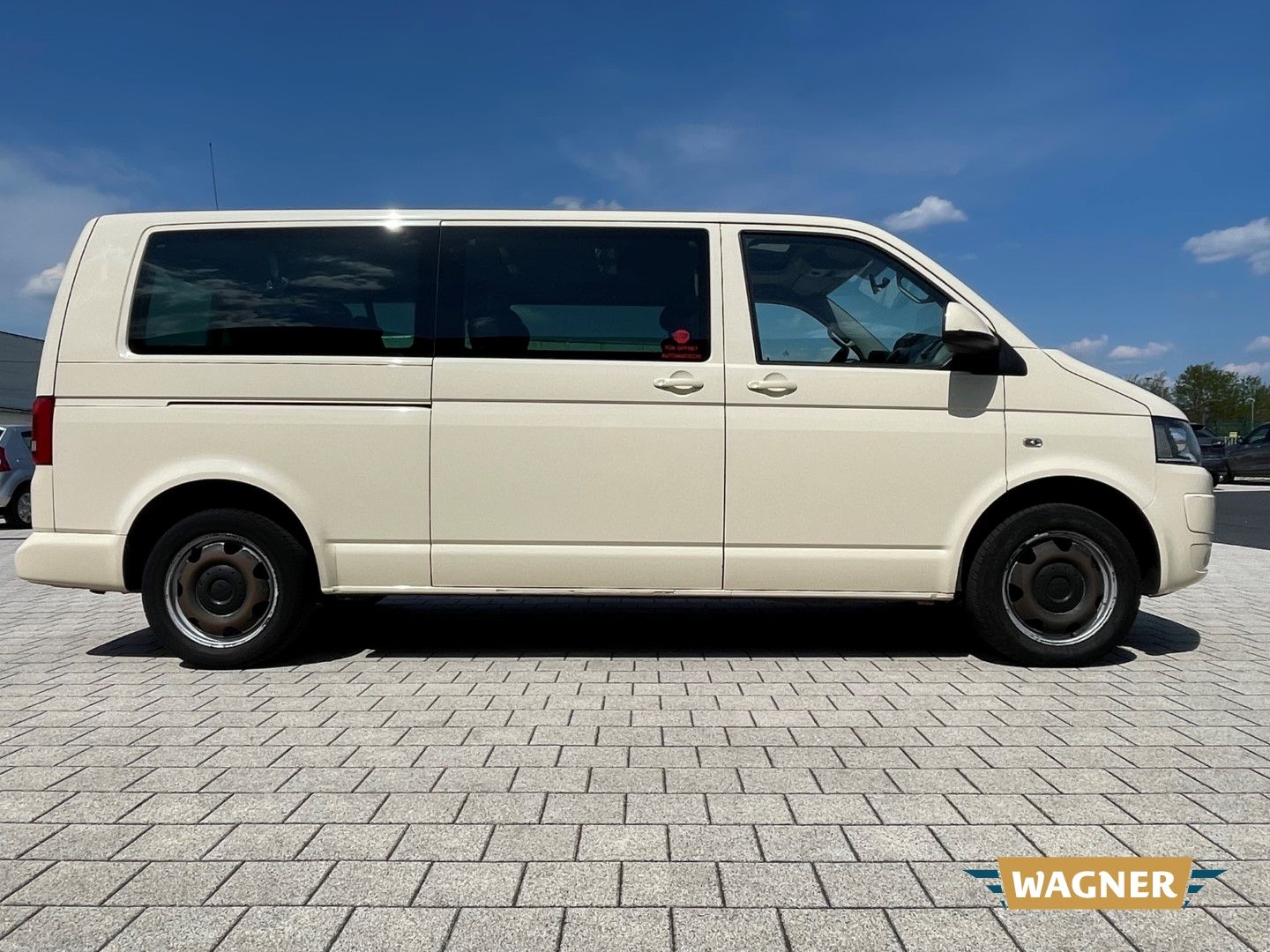 Fahrzeugabbildung Volkswagen T5 Caravelle Comfortline lang 2.0 BiTDI 9-Sitzer
