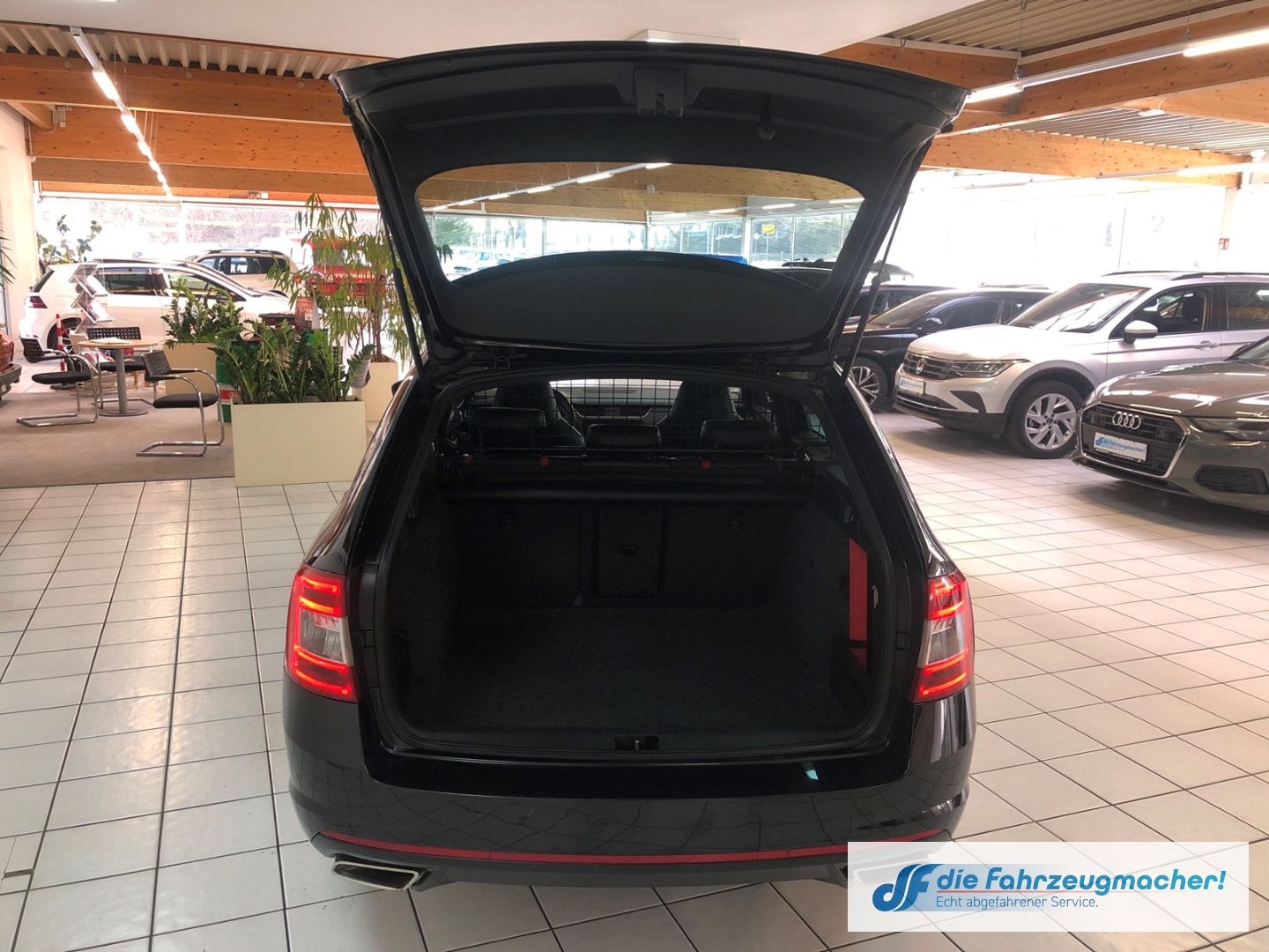 Fahrzeugabbildung SKODA Octavia Combi RS 2.0 TDI DPF Sportpaket Navi Bi-