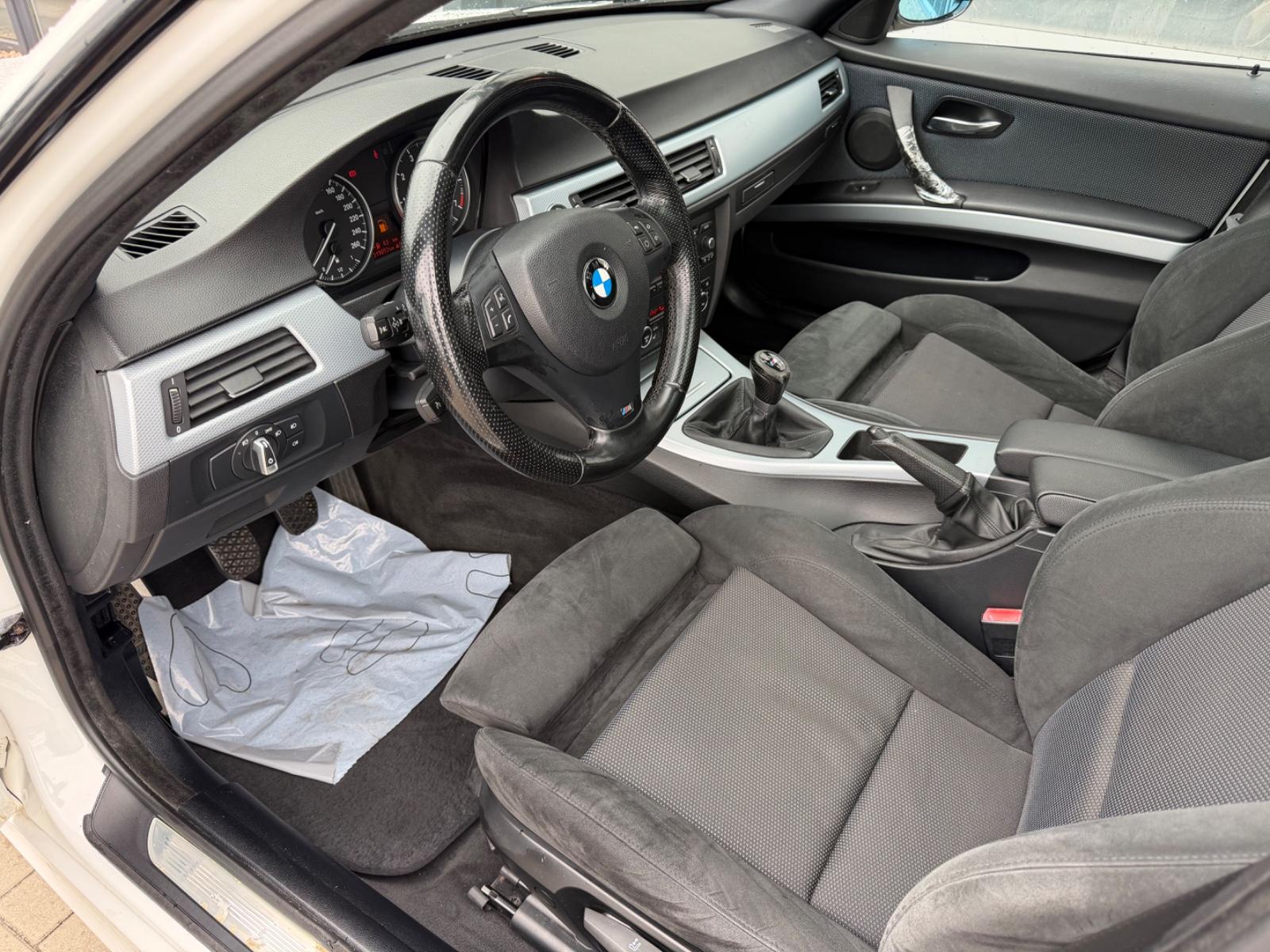 BMW 318 2009 — photo 9