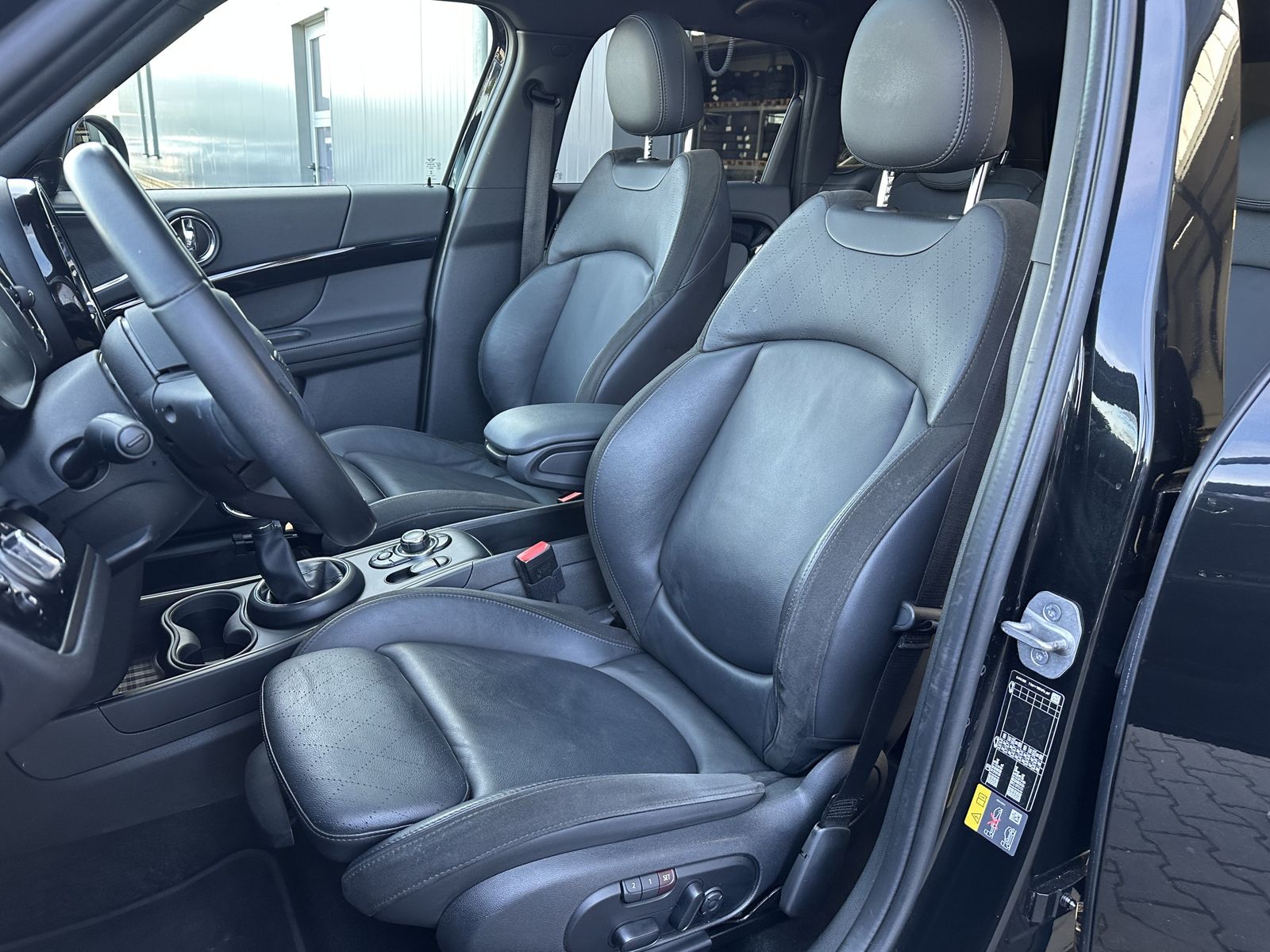 Fahrzeugabbildung MINI Cooper SE Countryman ALL4 NAV+LED+HUD+PANO+KAM